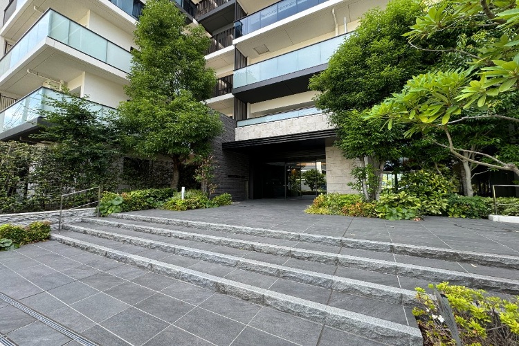 ソライエシティ ザ・パークの自然石の階段が印象的なエントランス